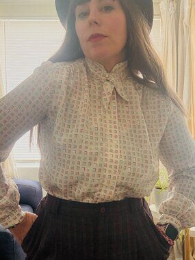 PRICE FIRM 80s Alexandria Square Printed Bow Secretary Blouse | Size S/M